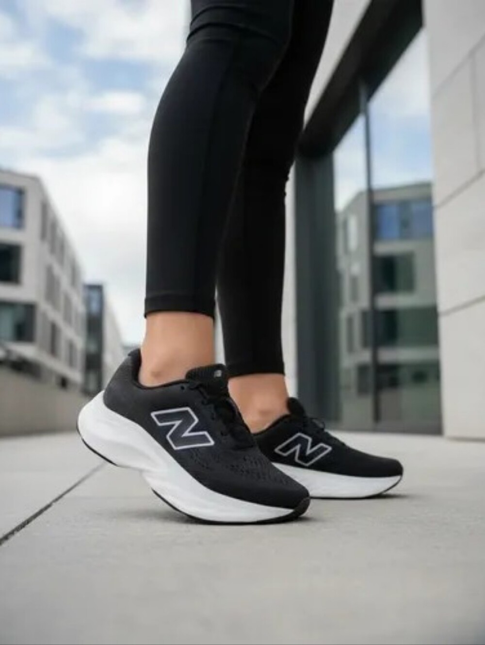 New Balance 8.5 Wmn's Fresh Foam v2 Running Shoes Size 40 EU Like New